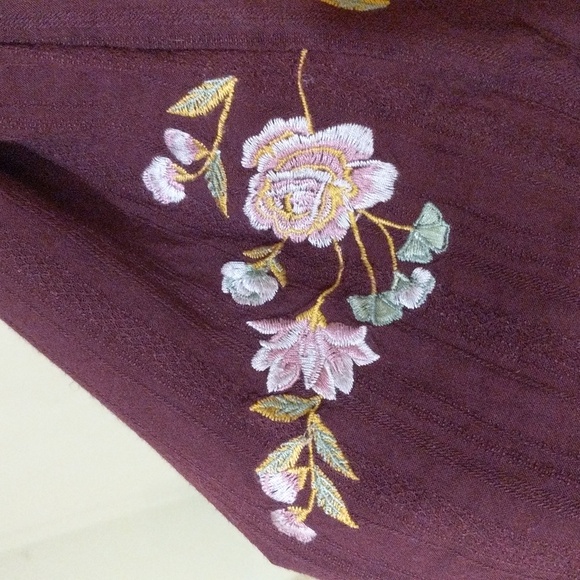 45 Knox Rose Burgundy Button down Shirt with Embroidered Flowers. Size: Medium - Picture 7 of 11